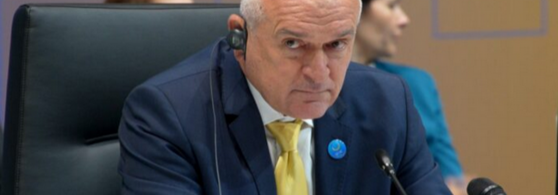 Главчев моли за помощ при гасене на пожарите: земеделци и фирми с тежка техника са необходими