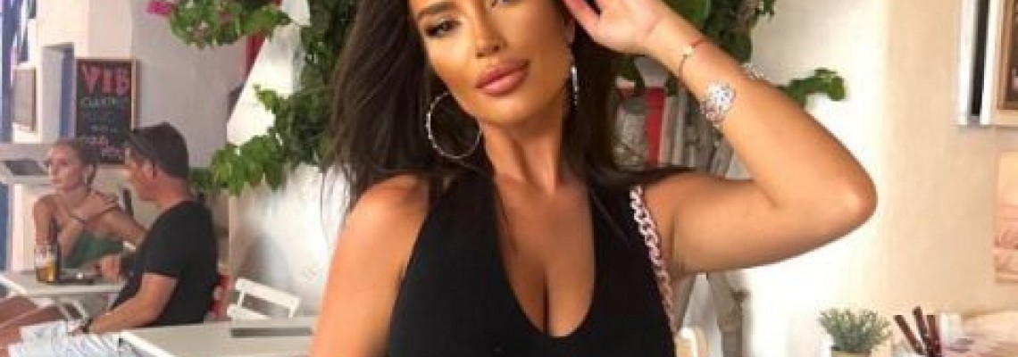 Певица и бивша приятелка на ММА боец загатна за сексапила си
